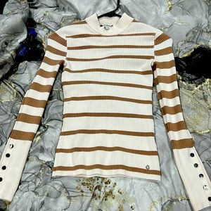 guess long sleeve shirt it’s a thick material, it’s off white with a light brown